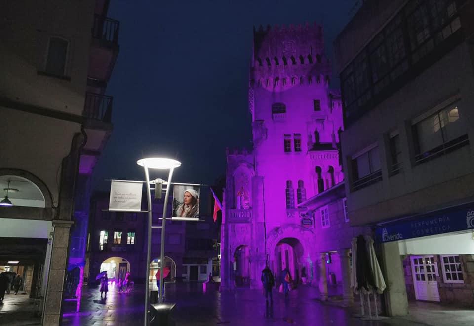 Concello-Porrino-iluminado-en-violeta-por-25N.jpg