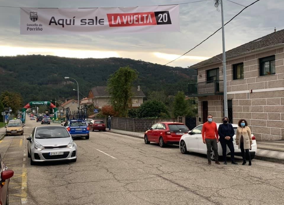pancarta-Aqui-sale-la-Vuelta.jpg