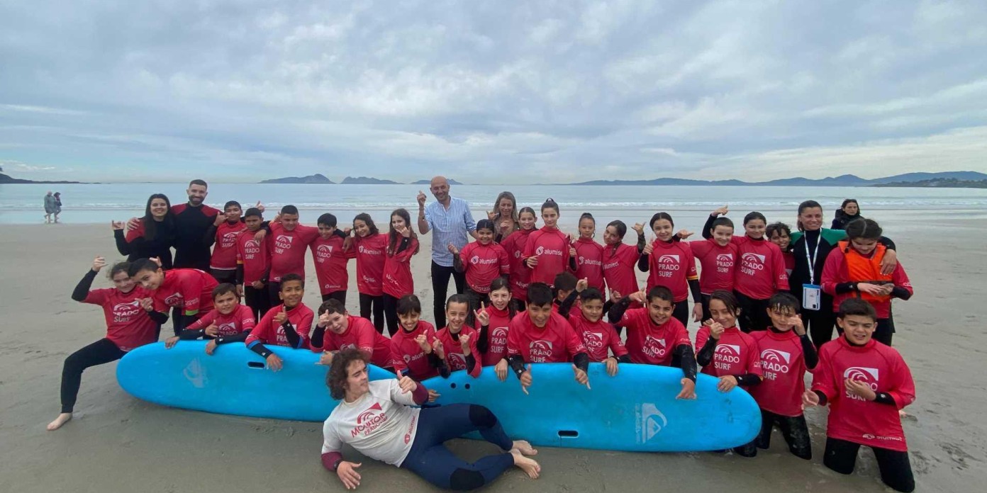 escolares-porrino-surfean-primeira-ola-2024-grupo.jpg